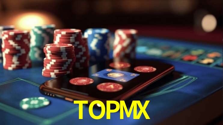 Escena dinámica inspirada en casino con iluminación TOPMX, cartas, fichas e íconos de juegos digitales en un espacio moderno de juegos.
